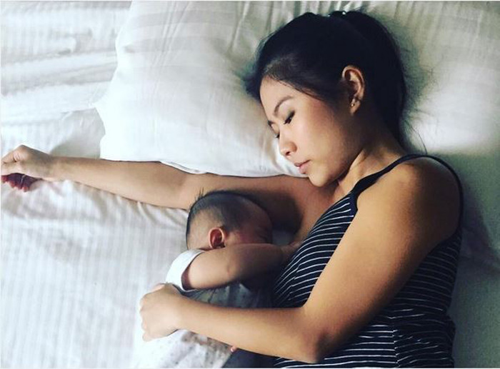 Nếu con uống sữa ngoài, công cuộc pha sữa, rửa bình vô cùng bất tiện, làm gián đoạn giấc ngủ. Trường hợp trẻ bú mẹ trực tiếp cũng tiềm ẩn mối nguy sức khỏe. Cụ thể, nếu mẹ không đủ tỉnh táo, cho con bú nằm có thể khiến bé sặc sữa nguy hiểm. Mặt khác, việc uống sữa ban đêm cũng không có lợi cho sức khỏe răng miệng.