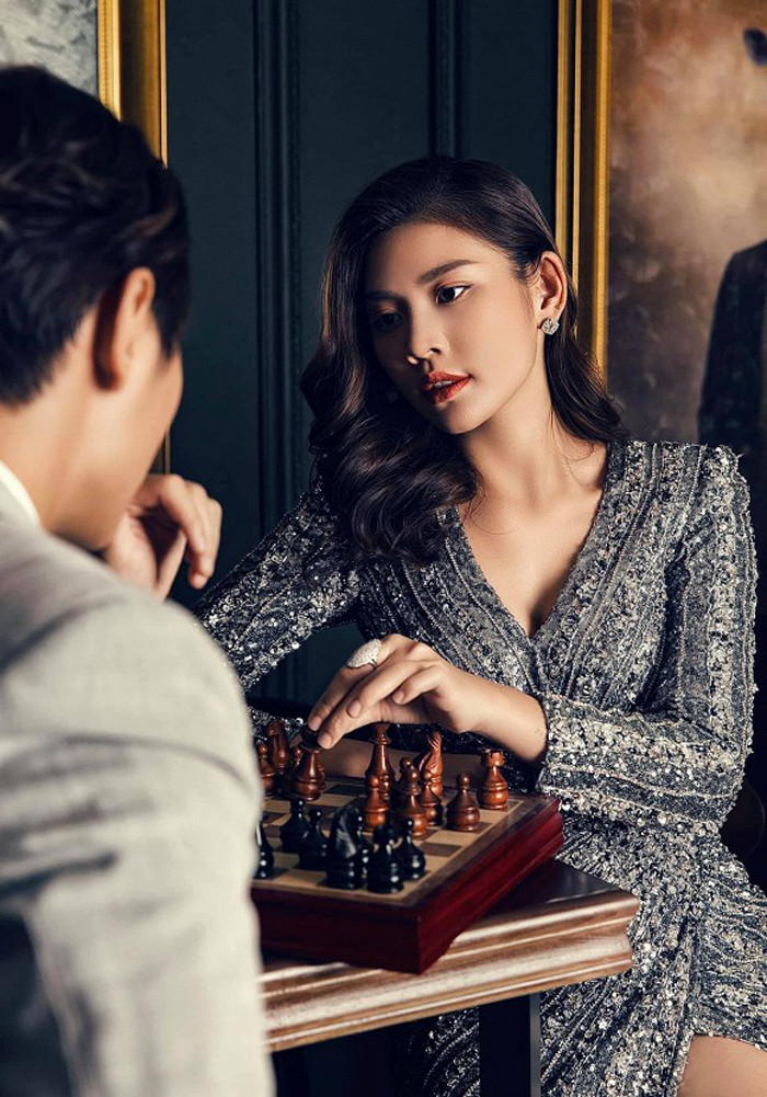 Dù mang thai ở tháng thứ 4 song cô nàng sinh năm 1997 vẫn tự tin khoác lên mình bộ đầm khoét ngực, xẻ tà cao tít.