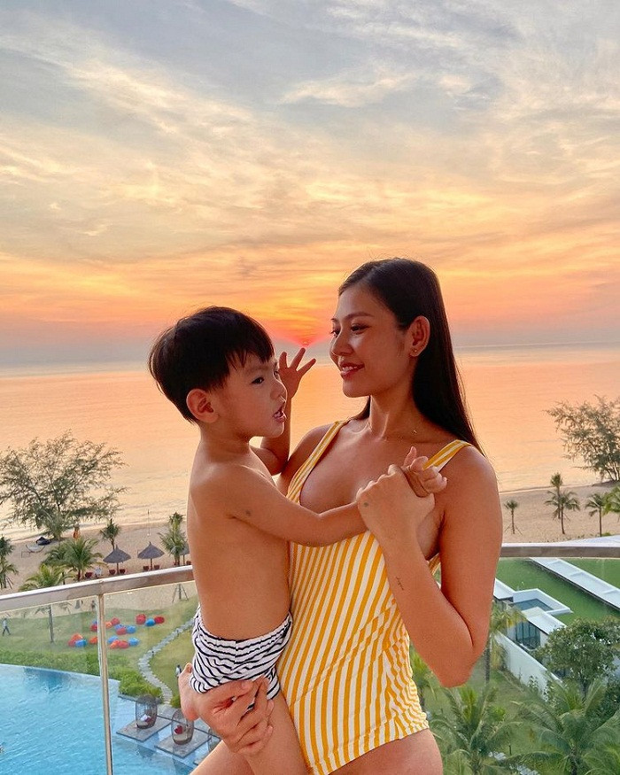 Set đồ bikini không làm khó được Huyền Thanh.