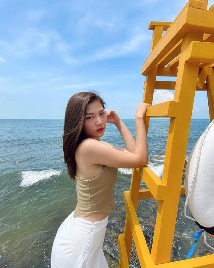 Trong khi nhiều thai phụ phải nhờ đến mẫu đầm rộng thùng thình để che khuyết điểm thì Huyền Thanh lại thích thú với thiết kế bó sát. Ảnh: Instagram NV.