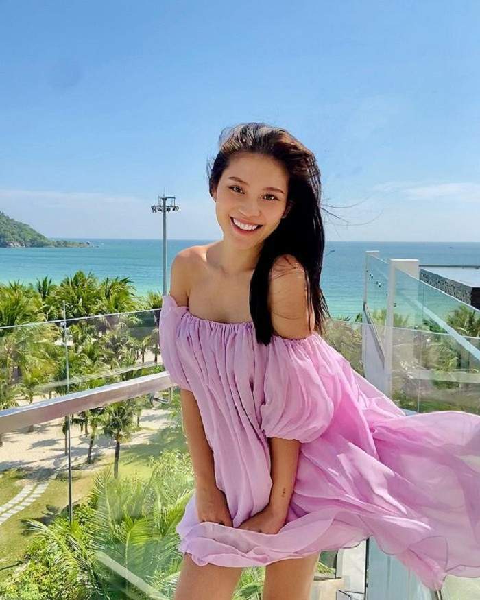 Hai lần bầu bí, bà mẹ trẻ 23 tuổi vẫn sexy khó cưỡng.