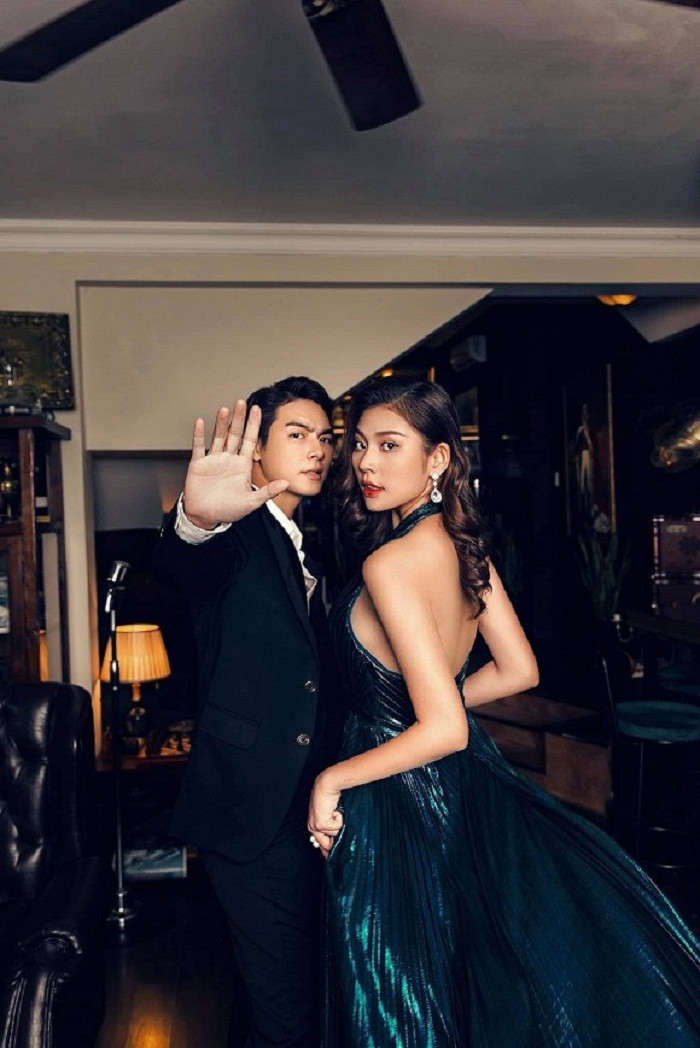 Trong một set hình khác, Huyền Thanh khoe lưng trần nuột nà bên cạnh ông xã Jay Quân.