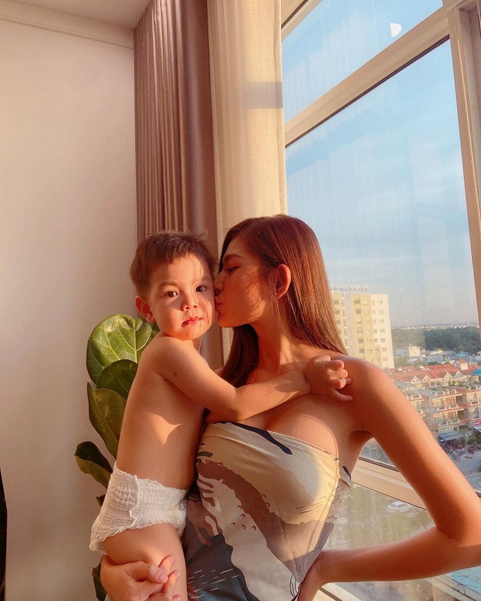 Ngoài những bộ đầm khoe vai trần gợi cảm.