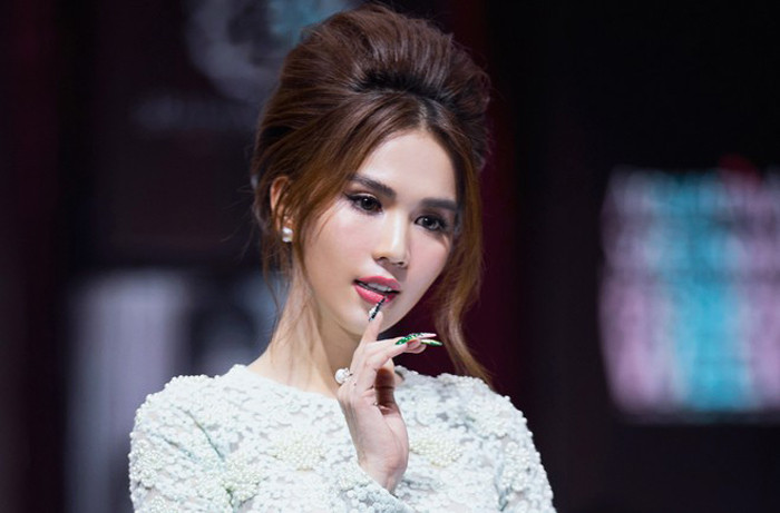 Đây không phải lần đầu tiên Ngọc Trinh xuất hiện với kiểu tóc bới cao quyền quý. Trước đó, tại Tuần lễ Thời trang Quốc tế Việt Nam 2020, diễn viên Vu quy đại náo cũng gây chú ý khi đảm nhận vai trò vedette cho bộ sưu tập Minh Tinh của Bảo Bảo.