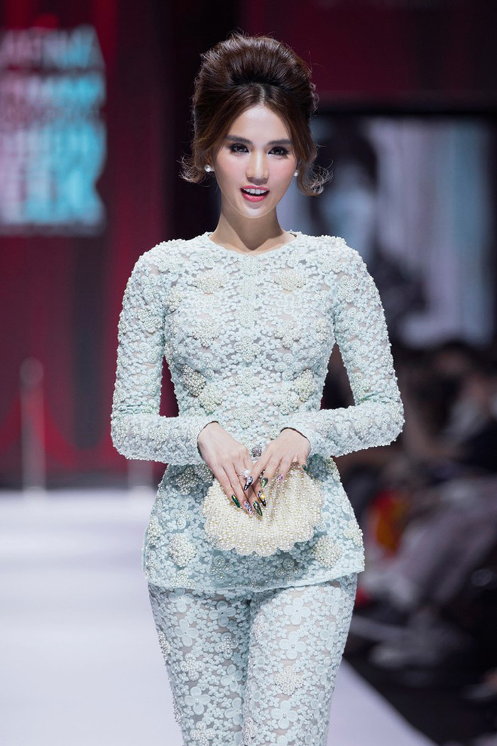 Xuất hiện trên sàn diễn, Ngọc Trinh trông đài các với thiết kế áo bà ba cùng kiểu tóc bới cao.