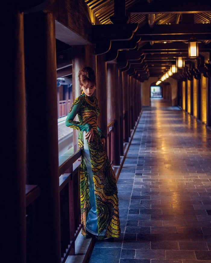 Mặc áo dài truyền thống, Ngọc Trinh trang điểm cầu kỳ cùng kiểu tóc búi cao, gợi nhớ đến hình ảnh những quý cô xưa. Nhìn nhan sắc đỉnh cao của người đẹp gốc Trà Vinh, không ai nghĩ cô đang ở tuổi 31.