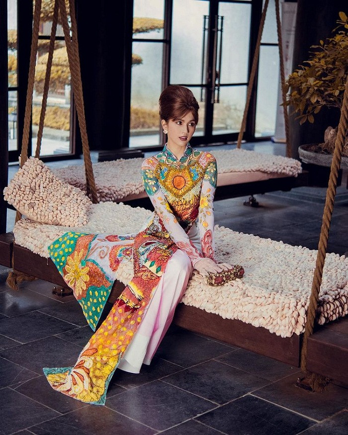 Thường xuyên gắn với gu thời trang hở bạo, người hâm mộ ít có cơ hội thấy “nữ hoàng nội y” trong thiết kế kín cổng cao tường.