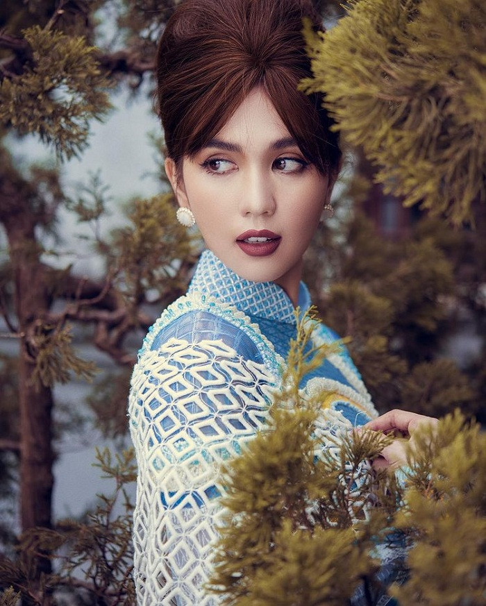 Khoe ảnh trên trang cá nhân, Ngọc Trinh xuất hiện vô cùng xinh đẹp, quyến rũ với tà áo dài truyền thống.