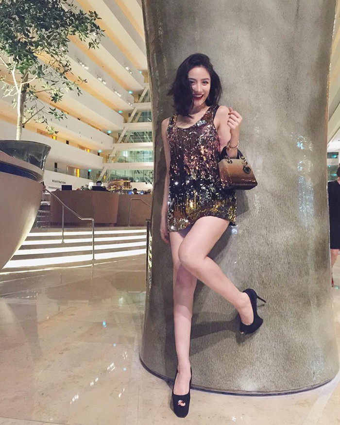 Biết được lợi thế cơ thể, Lê Như Thùy tận dụng váy ngắn...