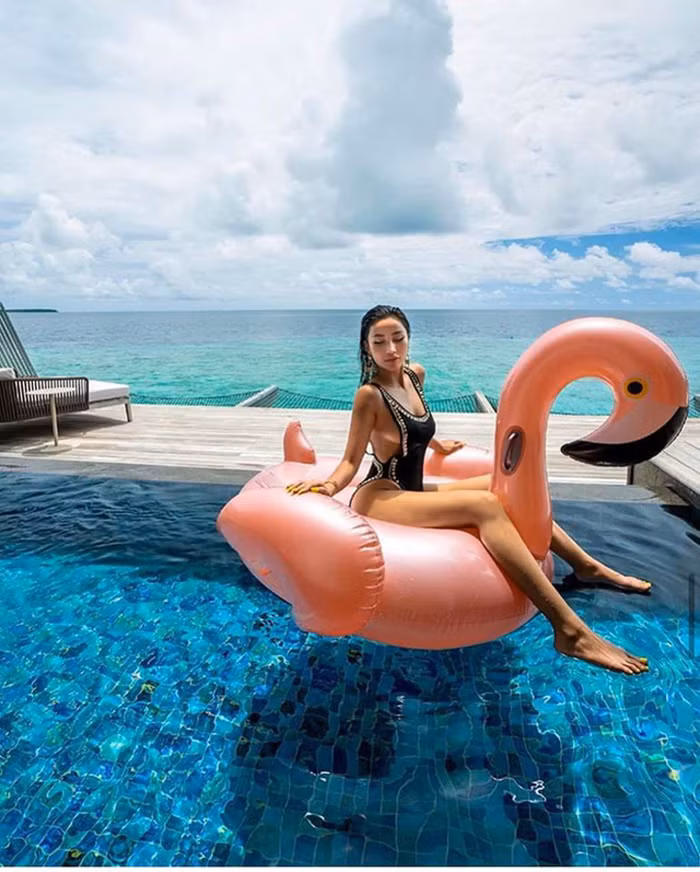 Cách đây hơn chục năm, Như Thùy với biệt danh Meo Meo khiến không ít người ghen tị khi có trong tay những món đồ hàng hiệu đắt đỏ, xế hộp hạng sang và những bữa tiệc tùng hào nhoáng.