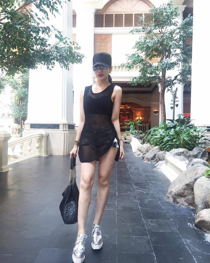 Chất liệu ren xuyên thấu thường xuyên được cô lựa chọn khi lên đồ.