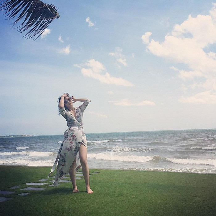 Khi diện váy dài, cô nàng khéo léo chọn thiết kế cắt xẻ để lộ chân thon.