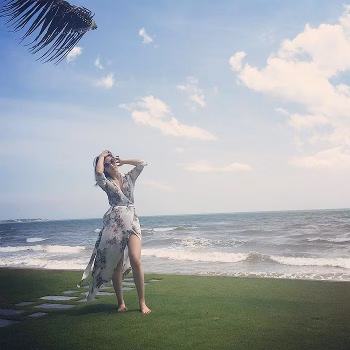 Khi diện váy dài, cô nàng khéo léo chọn thiết kế cắt xẻ để lộ chân thon.