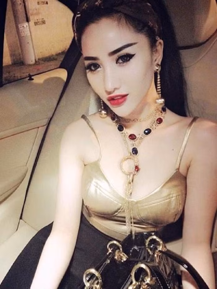 Áo hai dây khoe trọn ngực căng tràn thường xuyên được Như Thùy diện.