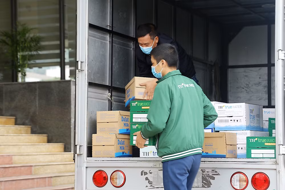 TH tang sua tuoi sach va do uong gop suc chong dich COVID-19 tai Hai Duong, Quang Ninh-Hinh-4