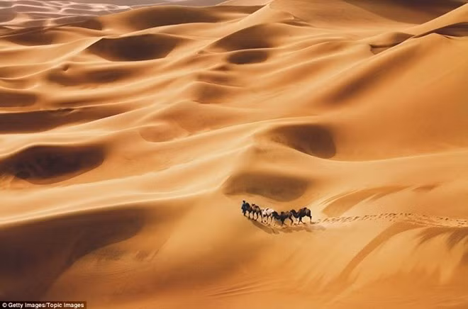 Con đường đi qua Thành Đôn Hoàng, một phần của con đường tơ lụa ngày xưa.