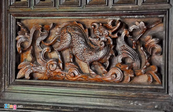 Hoa văn chạm khắc "ngựa hóa rồng" trên cửa gỗ. Các chuyên gia khảo cổ nhận định hệ thống nhà cổ ở đảo Lý Sơn có niên đại 150 đến hơn 200 năm. Do không ảnh hưởng bởi chiến tranh, ý thức bảo tồn của cư dân đảo khá tốt, hệ thống nhà cổ nơi đây còn được giữ nguyên vẹn.