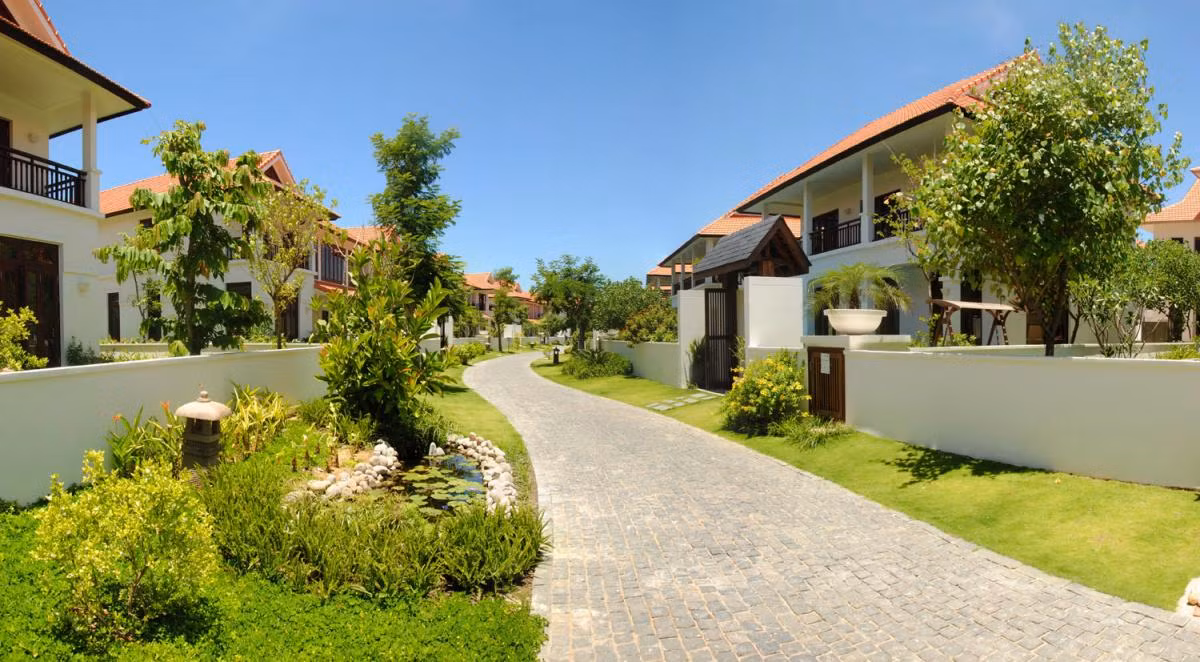 Dự án Furama Villas có tổng vốn đầu tư là 150 triệu USD với diện tích 28 ha trải dài theo 1 km bờ biển riêng biệt trên bãi biển Mỹ Khê - là một trong những bờ biển đẹp nhất hành tinh với bờ cát trắng mịn, biển xanh trong. Ảnh: kenhbietthubien.com.