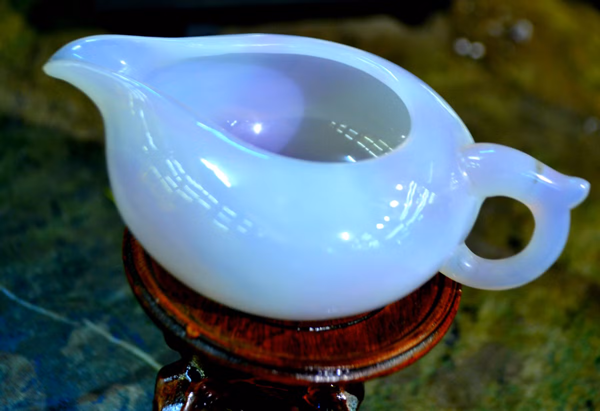 Theo vị đại gia Hà Thành này, bộ ấm chén mã não có chất lượng và độ tinh xảo cao ...