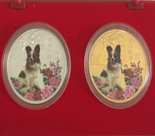 Tiền xu hình con chó Đài Loan 2018 là cặp xu được chính phủ Đài Loan cho phép các công ty chuyên sản xuất tiền lưu niệm phát hành nhằm mục đích lì xì Tết Mậu Tuất 2018. Loại tiền xu này đang được rao bán là 100.000 đồng/cặp, 5-10 cặp giá 80k/cặp, 20 cặp giá 70k/cặp. Ảnh: thegioitien.vn.