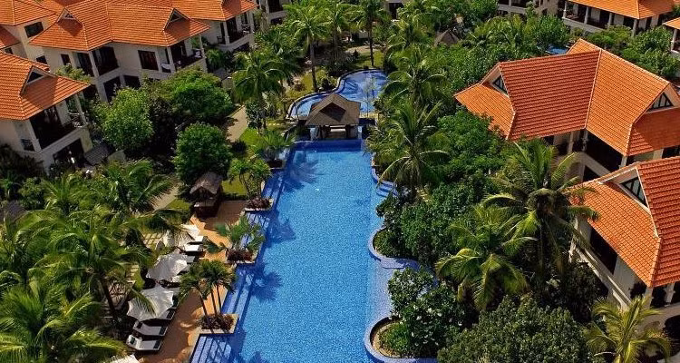 1. Furama Villas Thông qua Sovico Holdings, nữ tỷ phú đôla Nguyễn Thị Phương Thảo đang sở hữu 3 khu resort 5 sao lớn tại Việt Nam. Đầu tiên phải kể đến Furama Villas (số 105 đường Võ Nguyên Giáp - Q.Ngũ Hành Sơn). Ảnh: kenhbietthubien.com.