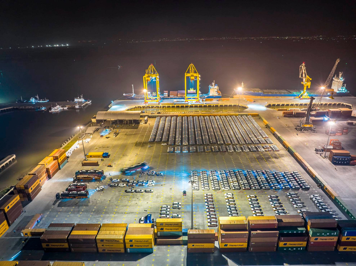 Thủ tướng dự lễ xuất khẩu lô xe điện đầu tiên của VinFast - Hình 2 Thu tuong du le xuat khau lo xe dien dau tien cua VinFast-Hinh-2