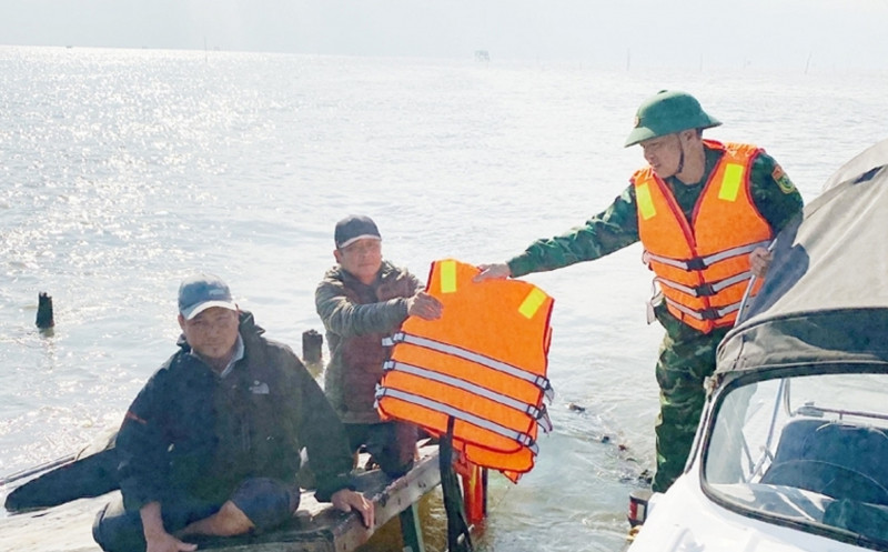 Cuu song hai ngu dan bi dam tau tren bien