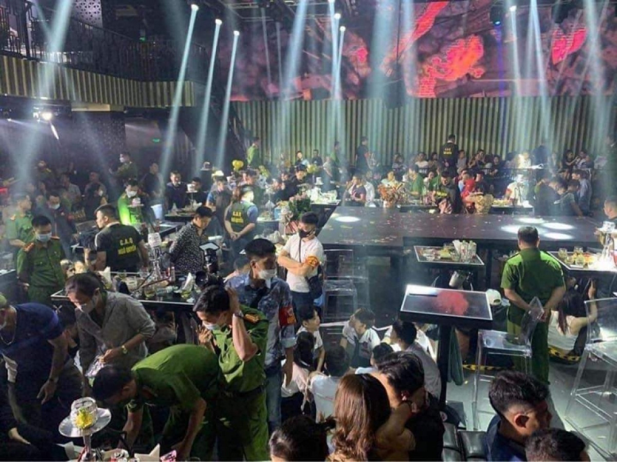 Đột kích vũ trường lớn nhất đất Cảng, nhiều đối tượng “phê” ma túy - Hình 2 Dot kich vu truong lon nhat dat Cang, nhieu doi tuong “phe” ma tuy-Hinh-2