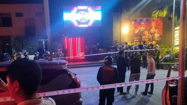 Đột kích vũ trường lớn nhất đất Cảng, nhiều đối tượng “phê” ma túy Dot kich vu truong lon nhat dat Cang, nhieu doi tuong “phe” ma tuy