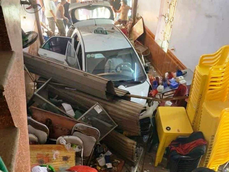 Theo những người chứng kiến tại hiện trường, chiếc taxi hiệu Kia Morning, biển kiểm soát 15A 336.20 thuộc hãng xe Vũ Gia (Hải Phòng).