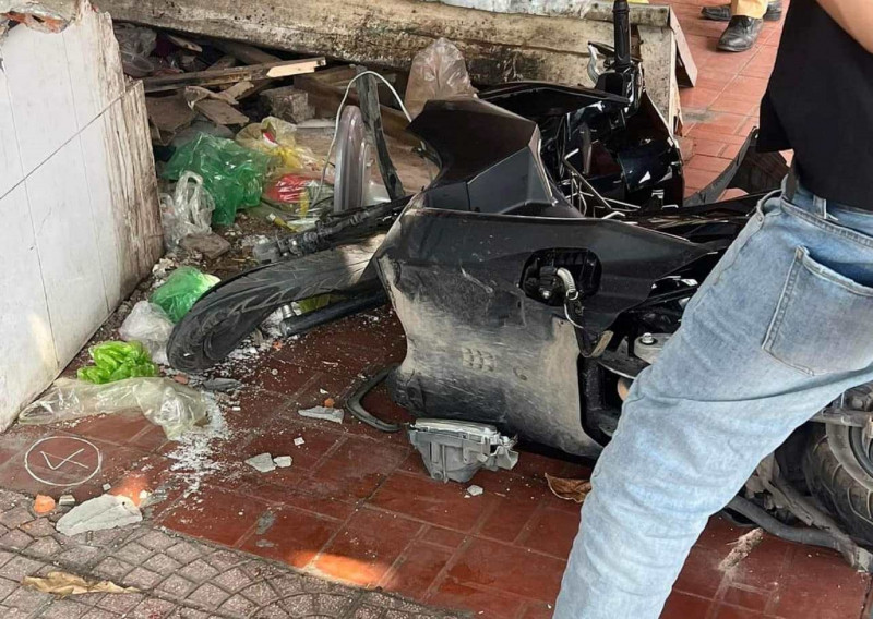 Cú đâm khiến nhiều đồ đạc trong nhà dân bị hư hỏng nặng.