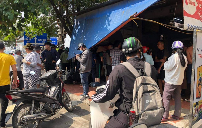 Nhiều người dân hiếu kì kéo đến hiện trường.