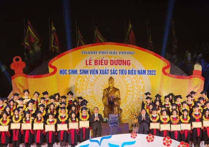 Hải Phòng: Chi 1,67 tỉ khen thưởng học sinh, sinh viên xuất sắc Hai Phong: Chi 1,67 ti khen thuong hoc sinh, sinh vien xuat sac