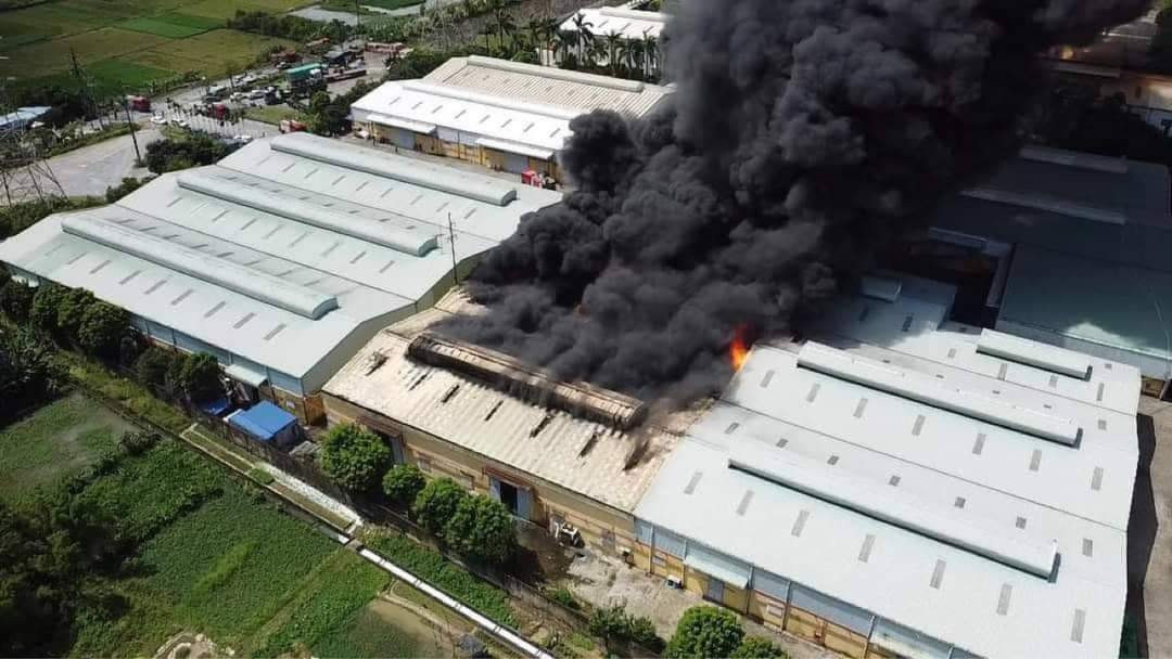 Khoảng hơn 8h ngày 3/10, tại khu vực Xưởng sản xuất mực máy in của Công ty Vật liệu in ấn Dụ Nguyên (thuộc Tổng kho An Hồng, Công ty CP Thương mại Minh Khai, xã An Hồng, An Dương, TP Hải Phòng) đã xảy ra vụ cháy. Ảnh: CTV