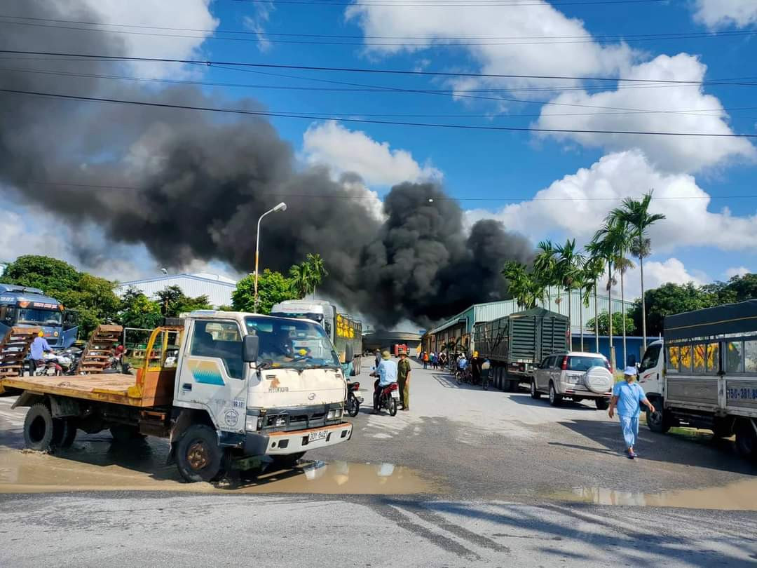 Khi xảy ra cháy, trong nhà xưởng có hai công nhân đang pha chế nguyên vật liệu in và bị bỏng nhẹ nhưng đã được đưa ra ngoài cấp cứu kịp thời. Lực lượng PCCC đã khống chế, ngăn không cho ngọn lửa cháy lan sang các kho hàng, nhà xưởng liền kề.