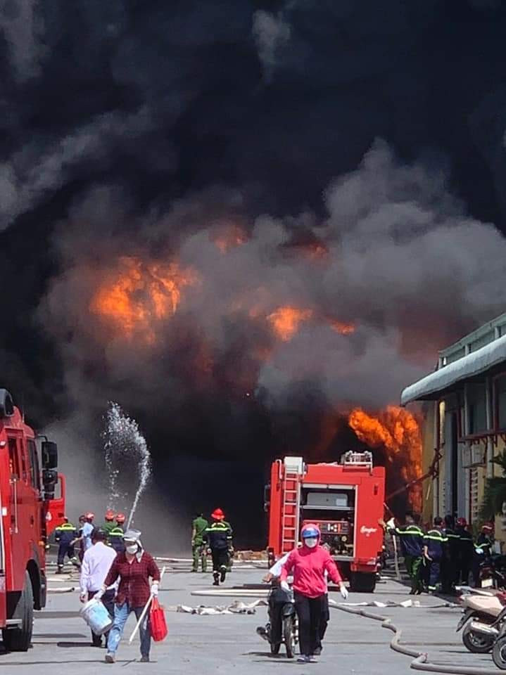 Nhận được tin, phòng Cảnh sát PCCC &amp; CNCH Công an TP Hải Phòng đã huy động hàng chục xe chữa cháy chuyên dụng cùng hàng trăm cán bộ, chiến sĩ tham gia chữa cháy, cứu nạn đồng thời ngăn đám cháy lan ra khu vực nhà xưởng khác. Ảnh: CTV
