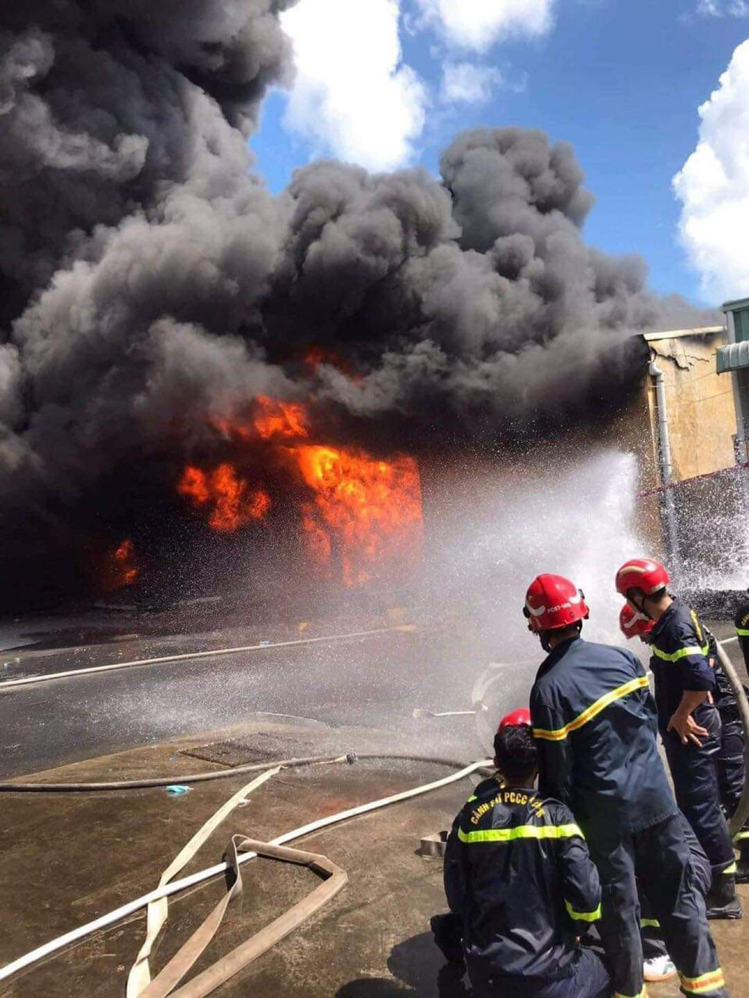 Vụ cháy đã thiêu rụi toàn bộ trang thiết bị, vật tư trong khu nhà xưởng rộng hơn 300 m2. Được biết, tổng kho An Hồng thuộc Công ty CP Thương mại Minh Khai. Tổng kho là hệ thống hàng chục kho, nhà xưởng tiền chế rộng hàng chục nghìn m2. Công ty vật liệu in ấn Dụ Nguyên thuê một phần diện tích của Tổng kho làm nhà xưởng sản xuất mực in. Ảnh: CTV