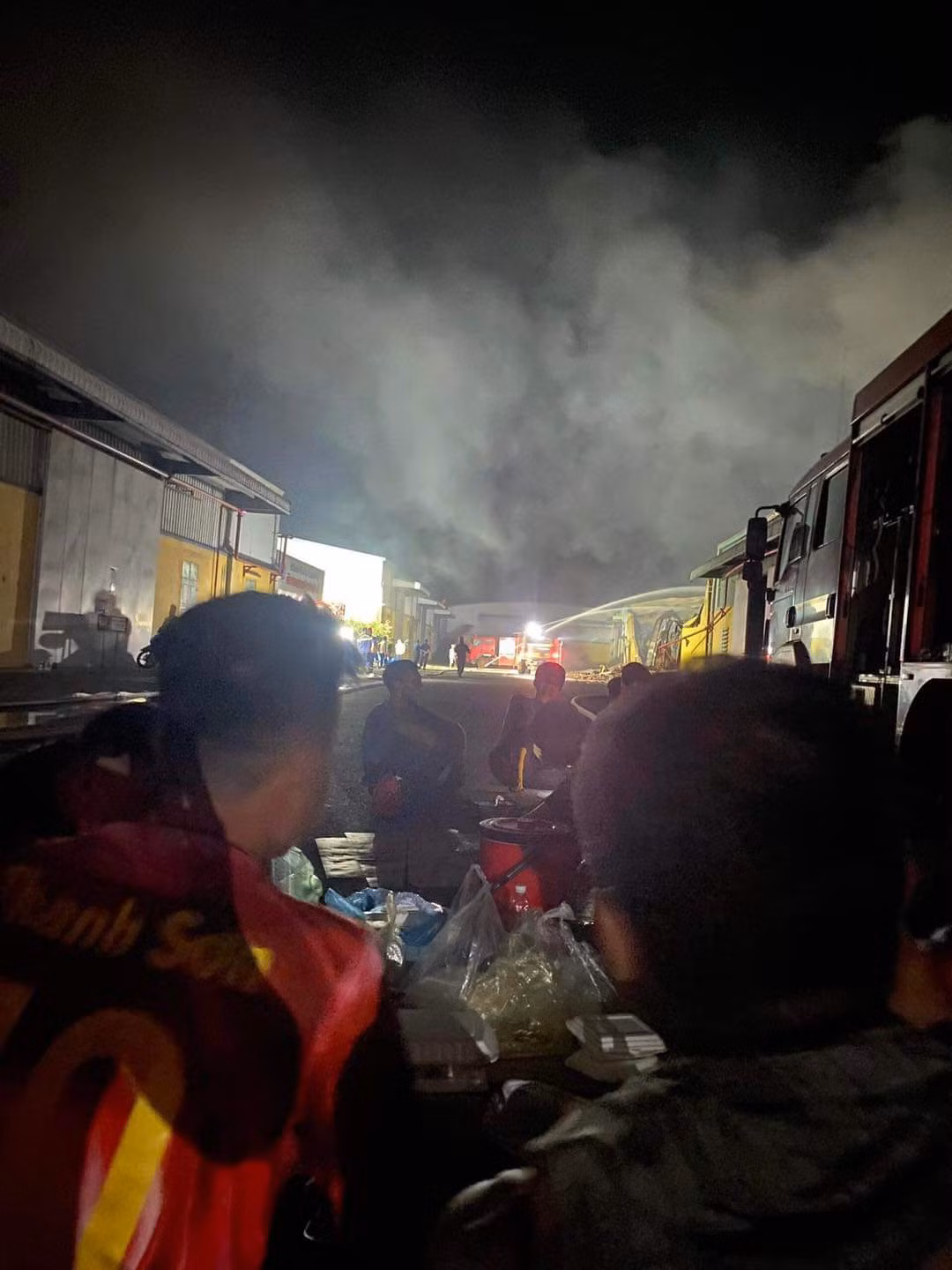 Xuc dong hinh anh canh sat PCCC met nhoai sau chua chay-Hinh-10