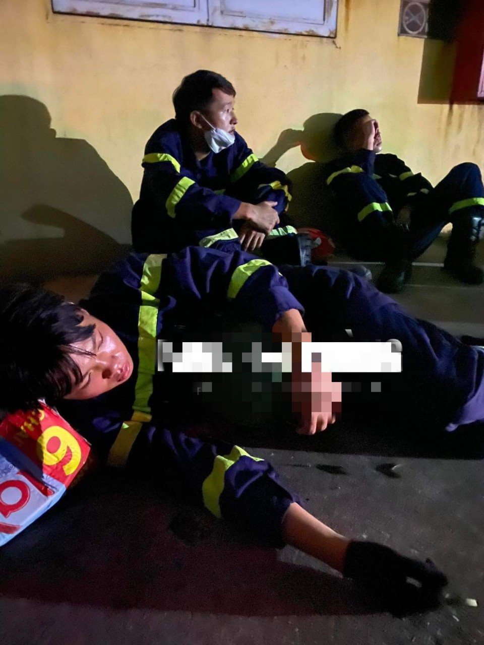 Một tài khoản mạng bình luận đầy hài hước nhưng cũng rất ấm lòng: "Nhân kỷ niệm 61 năm ngày truyền thống cảnh sát PCCC và cứu nạn cứu hộ, 21 năm ngày toàn dân phòng cháy và chữa cháy, chúc các đồng chí thật nhiều sức khỏe, mệt lần này thôi, thất nghiệp mãi mãi nhé các đồng chí".