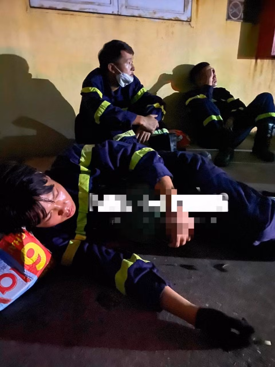 Xuc dong hinh anh canh sat PCCC met nhoai sau chua chay-Hinh-12