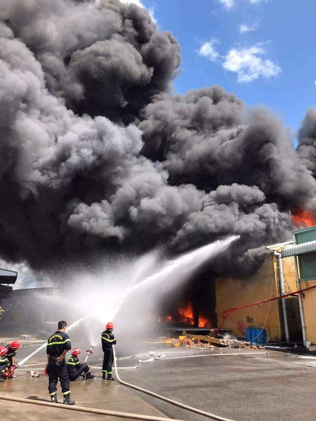 Do khu vực nhà xưởng chứa nhiều vật liệu dễ cháy, đến 13h30 vụ cháy cơ bản được khống chế, đến hơn 14h cùng ngày, vụ cháy đã được dập tắt. Ảnh: CTV