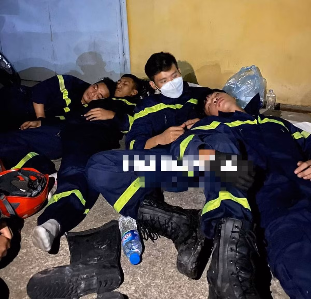 Xuc dong hinh anh canh sat PCCC met nhoai sau chua chay-Hinh-11