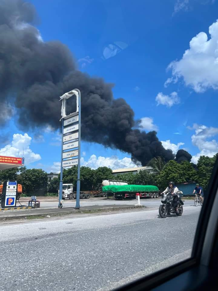 Lúc đó công nhân đang làm việc thì phát hiện cháy tại thùng hàng phía dưới nhà xưởng. Công nhân dùng thiết bị PCCC cá nhân dập lửa nhưng càng dập, ngọn lửa càng bùng phát dữ dội, đám cháy nhanh chóng lan ra cả khu vực nhà xưởng rộng vài trăm m2. Ảnh: CTV