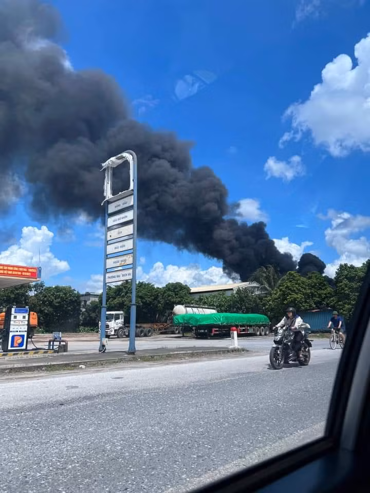 Xuc dong hinh anh canh sat PCCC met nhoai sau chua chay-Hinh-2