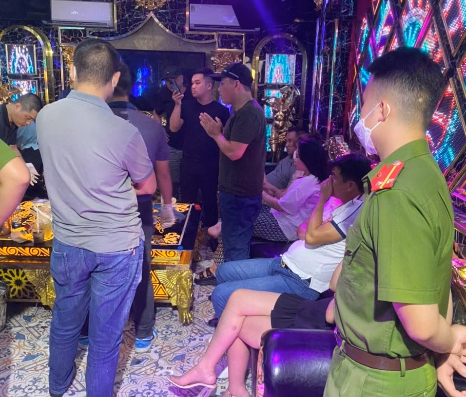 Hai Phong: Pha “dong” ma tuy nup bong quan karaoke