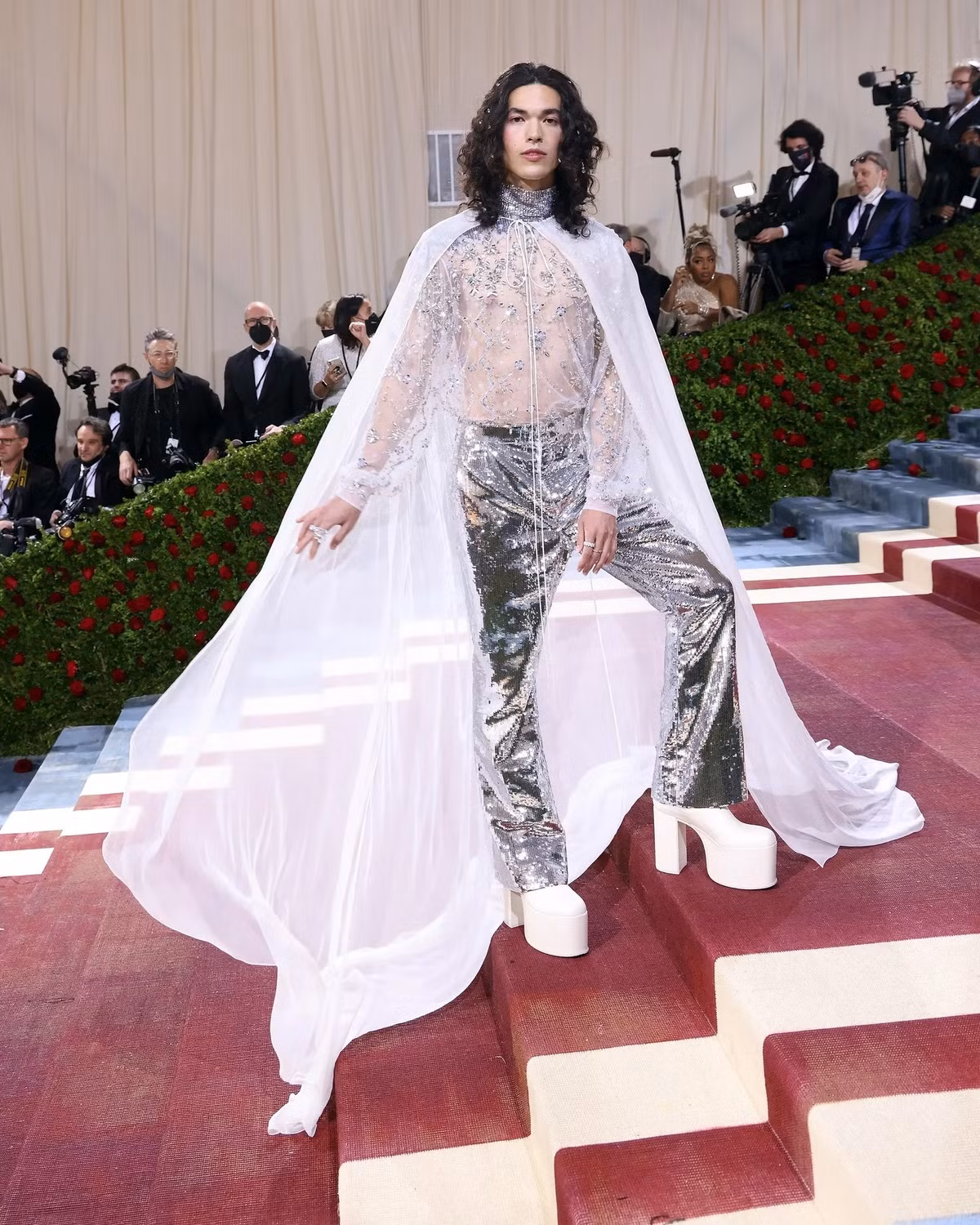 Khoảnh khắc Conan Gray tham dự Met Gala giúp anh lọt vào mắt xanh của nhiều tạp chí thời trang. Giới mộ điệu ca ngợi gu thời trang tinh tế của giọng ca 24 tuổi. Conan Gray diện bộ trang phục do Valentino thiết kế. Mẫu áo choàng voan trắng kết hợp cùng áo xuyên thấu tô điểm thêm chi tiết kim loại và quần ống rộng lấp lánh. Ảnh: People