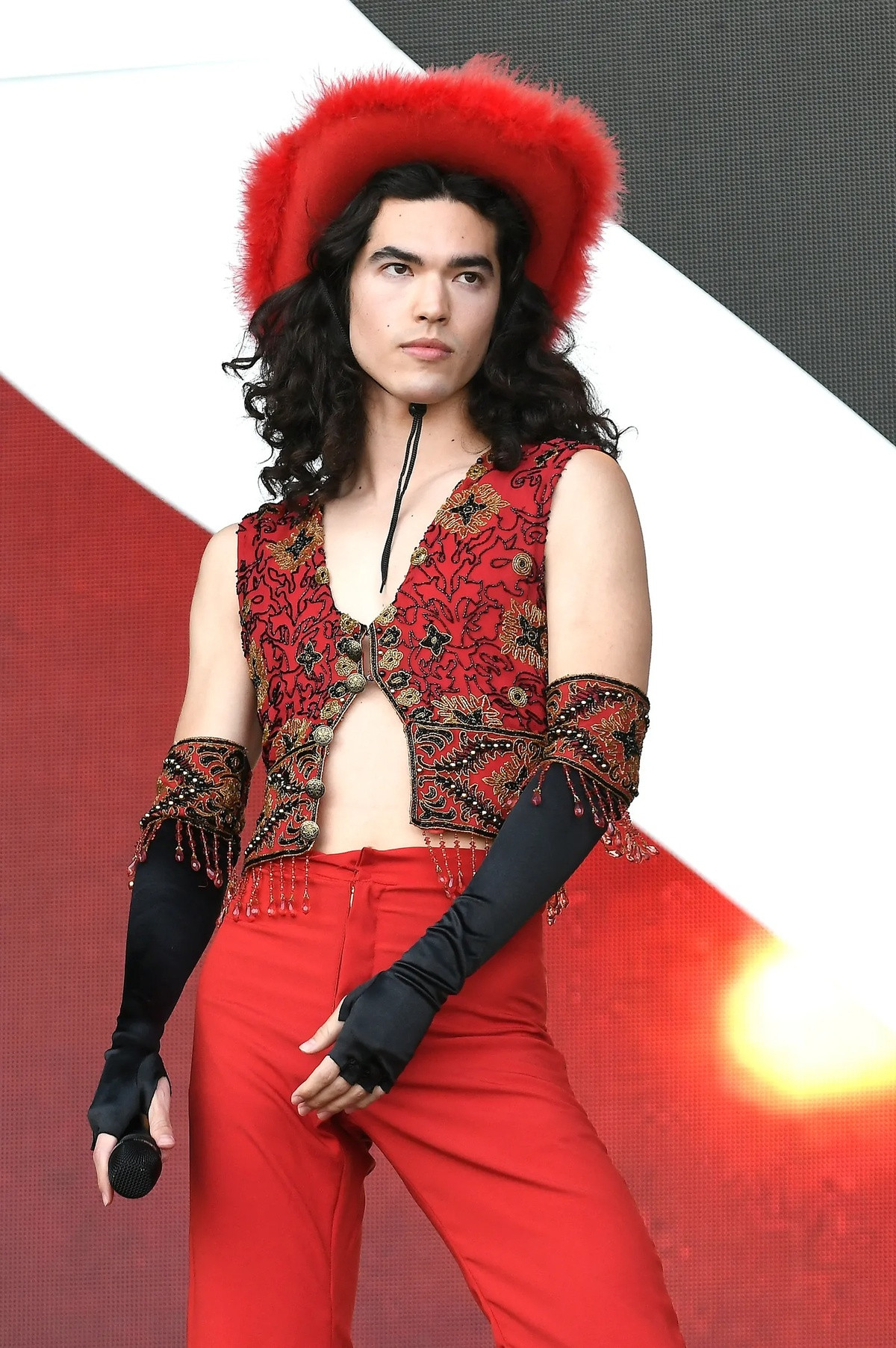 Phụ kiện trở thành trợ thủ đắc lực giúp nam ca sĩ thể hiện cá tính riêng. Các mẫu giày cao gót đồng hành cùng nam ca sĩ tại loạt sự kiện lớn. Ngoài ra, anh thường sử dụng mũ cao bồi, găng tay... để tạo hình thêm độc đáo. Ảnh: Vogue. 