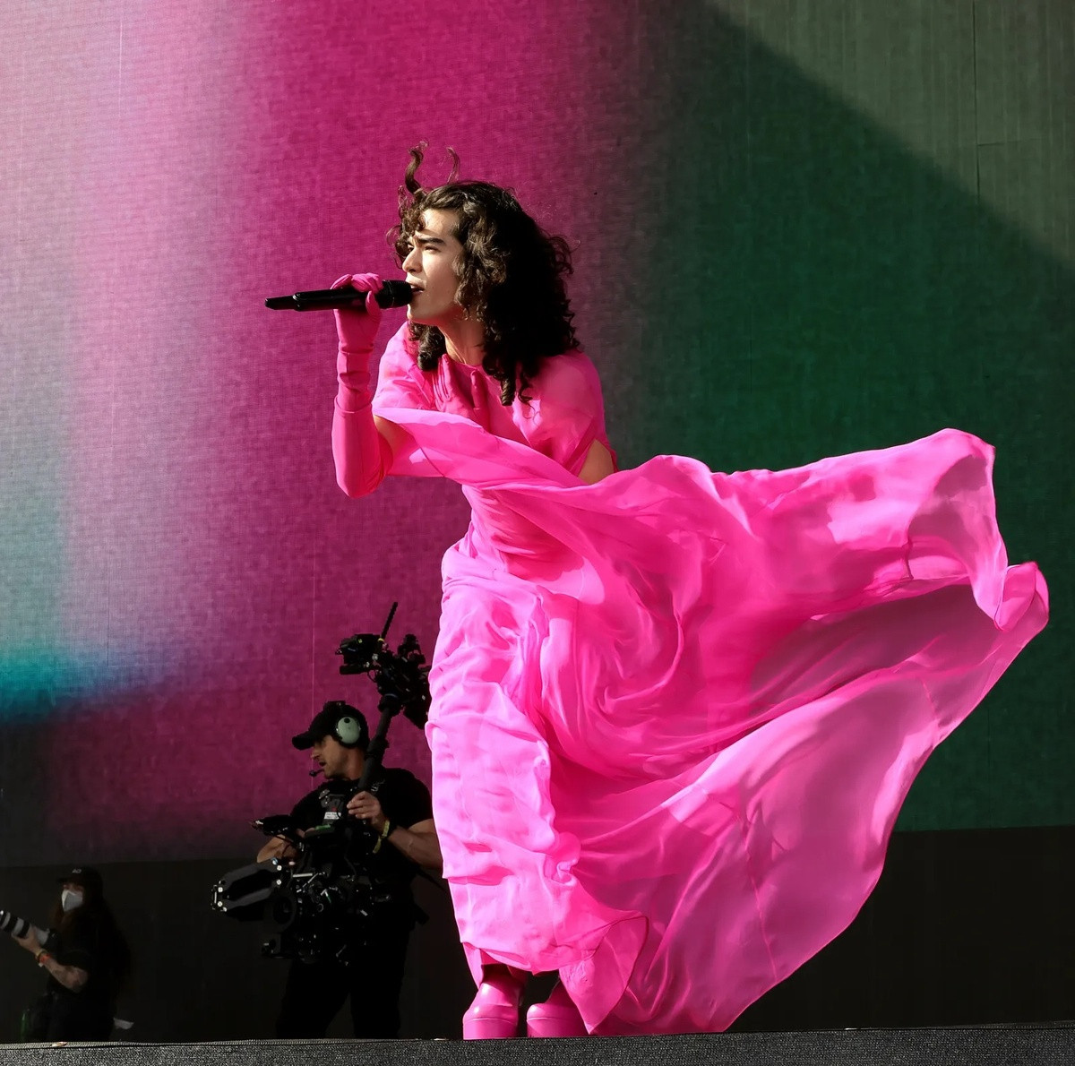 Đến từ Central Texas, ca sĩ 24 tuổi để lại dấu ấn với gu thời trang khác biệt, nhẹ nhàng và đầy lãng mạn. Anh nổi bật khi mặc những bộ đồ có tông hồng, đỏ... Bên cạnh đó, nam ca sĩ tự tin diện trang phục có phom dáng phi giới tính. Ảnh: Vogue.