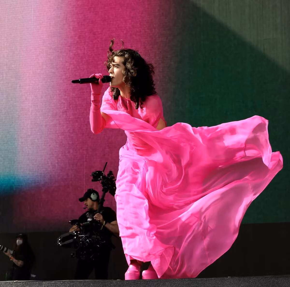 Đến từ Central Texas, ca sĩ 24 tuổi để lại dấu ấn với gu thời trang khác biệt, nhẹ nhàng và đầy lãng mạn. Anh nổi bật khi mặc những bộ đồ có tông hồng, đỏ... Bên cạnh đó, nam ca sĩ tự tin diện trang phục có phom dáng phi giới tính. Ảnh: Vogue.