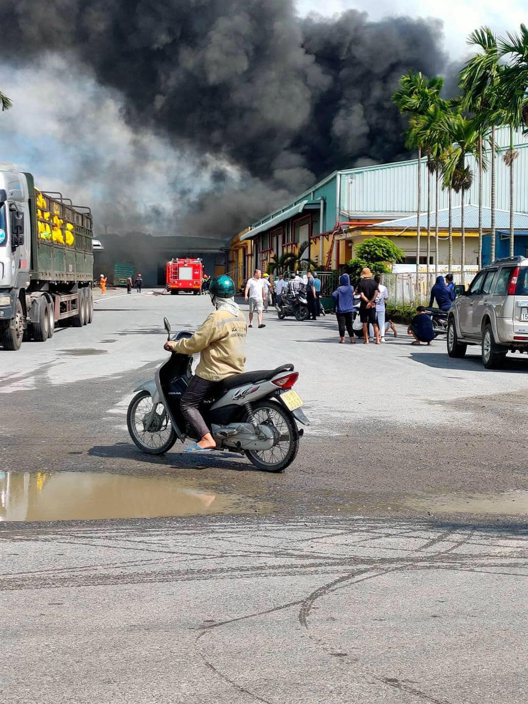 Do khu vực nhà xưởng chứa nhiều vật liệu dễ cháy, đến 13h30 vụ cháy cơ bản được khống chế, đến hơn 14h cùng ngày, vụ cháy đã được dập tắt hoàn toàn. Ảnh: CTV